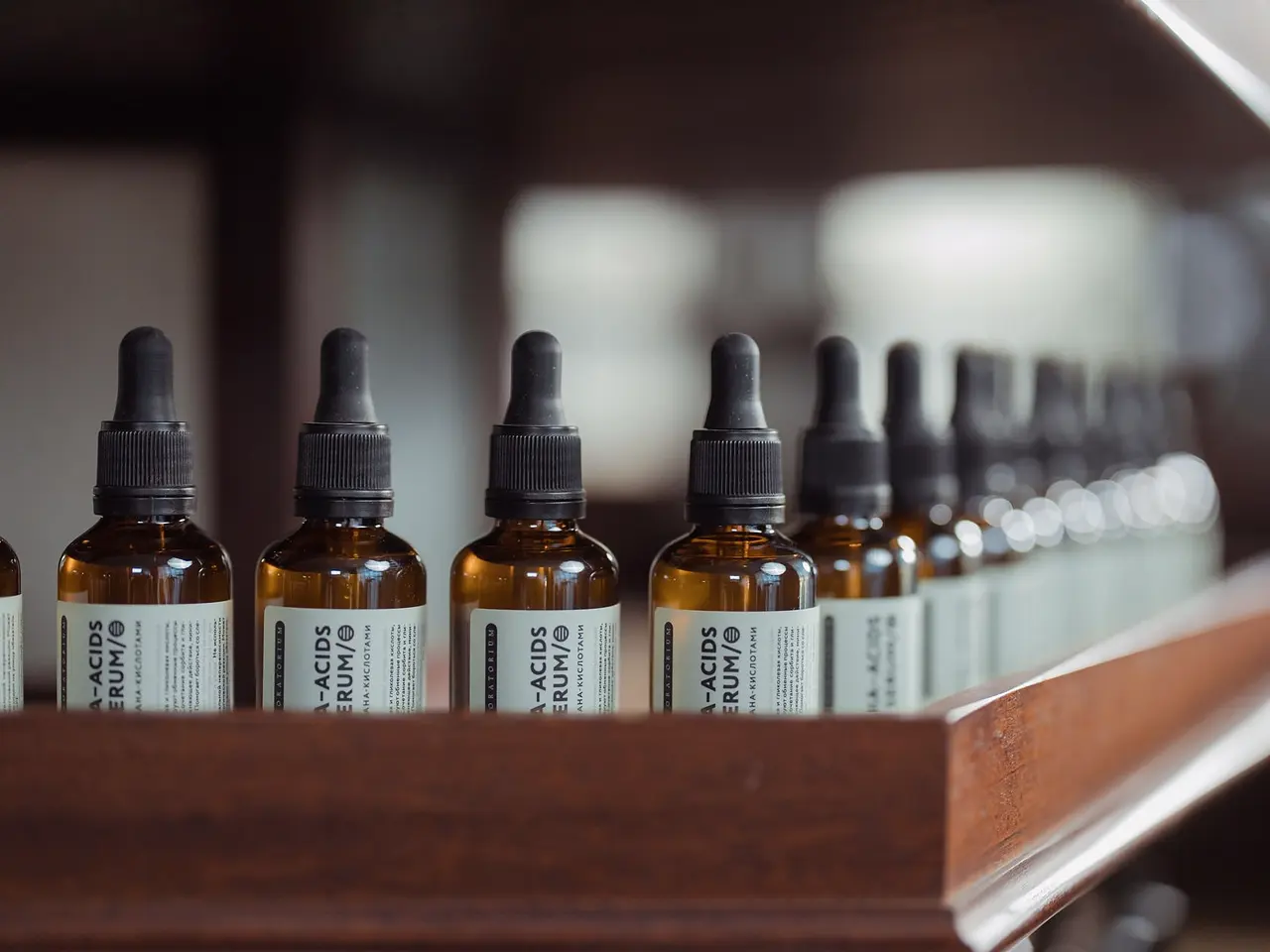 Produtos de skincare organizados em prateleira de madeira
